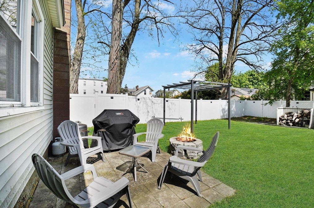 212 Spruce St, Leominster MA 01453-3771 exterior