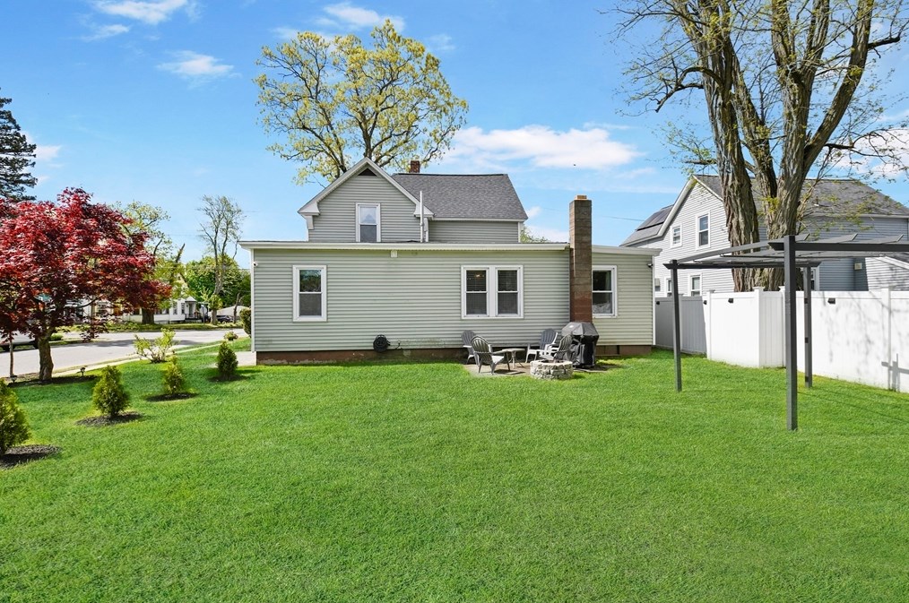 212 Spruce St, Leominster MA 01453-3771 exterior