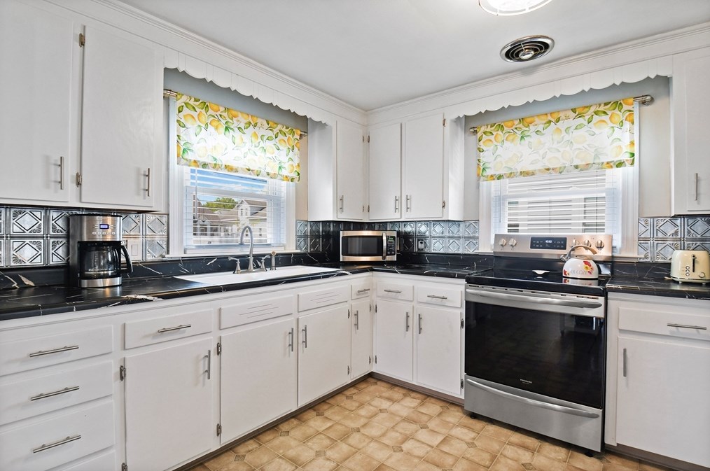 212 Spruce St, Leominster MA 01453-3771 exterior