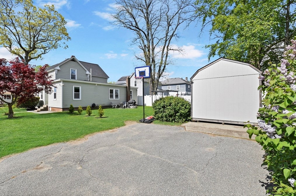 212 Spruce St, Leominster MA 01453-3771 exterior