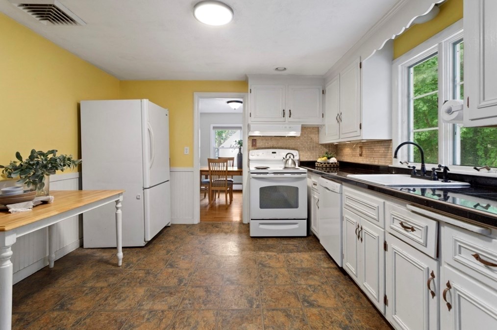 5 Priscilla Rd, Lynnfield MA 01940-1117 exterior