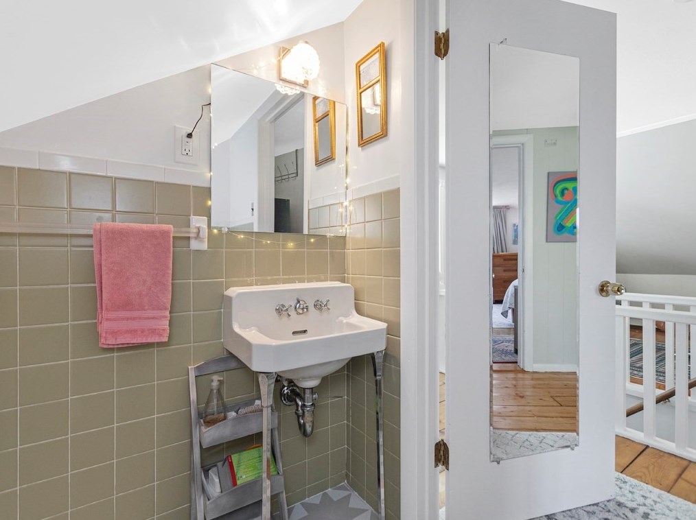 74 Cir Dr, Waltham MA 02452-5747 exterior