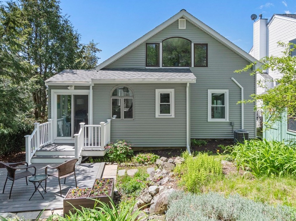 74 Cir Dr, Waltham MA 02452-5747 exterior