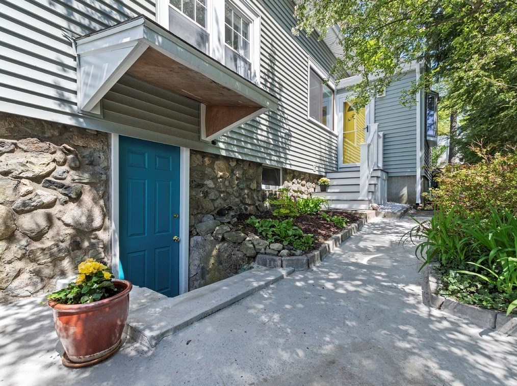 74 Cir Dr, Waltham MA 02452-5747 exterior