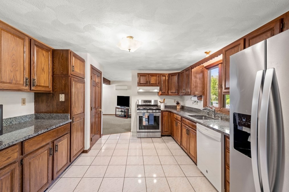 32 Henry J Dr, Tewksbury MA 01876-3719 exterior