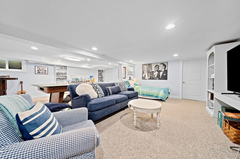 393 Tremont St, Duxbury MA  02332-4904 exterior