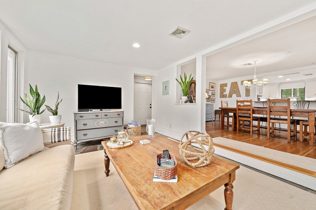 393 Tremont St, Duxbury MA  02332-4904 exterior