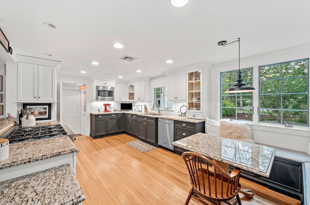 393 Tremont St, Duxbury MA  02332-4904 exterior