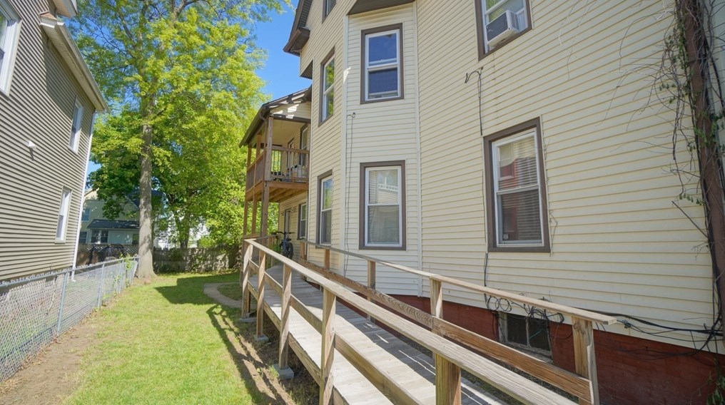 42 Hall St, Springfield MA  01108-1728 exterior