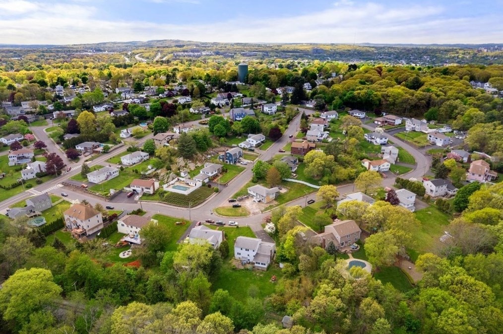 33 John Paul Cir, Braintree MA 02184-1009 exterior