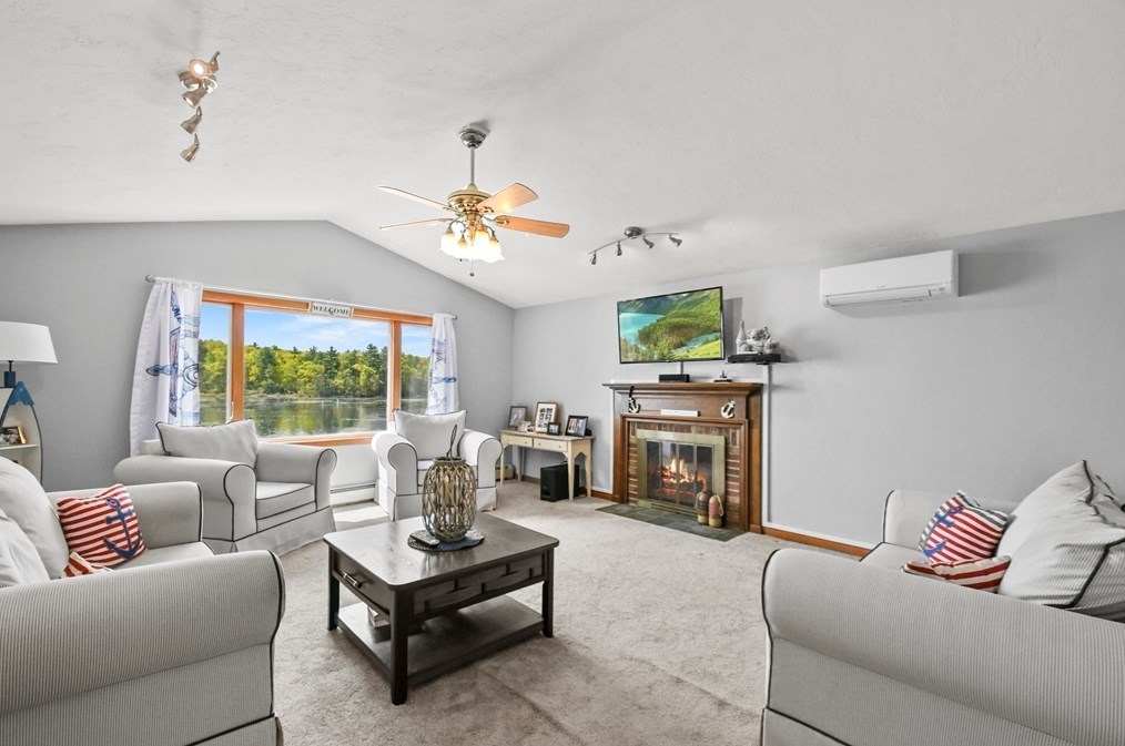 8 Fairfield St, Webster MA 01570-3329 exterior