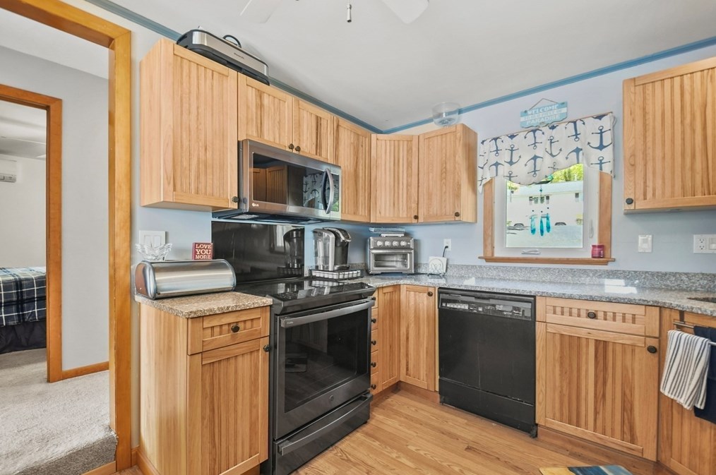 8 Fairfield St, Webster MA 01570-3329 exterior