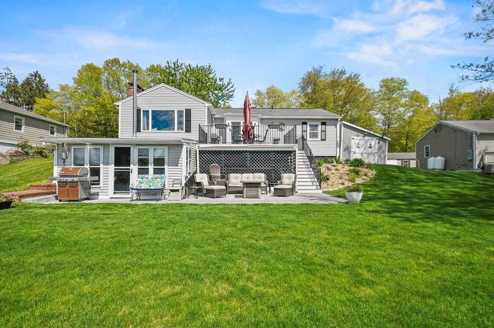 8 Fairfield St, Webster MA 01570-3329 exterior