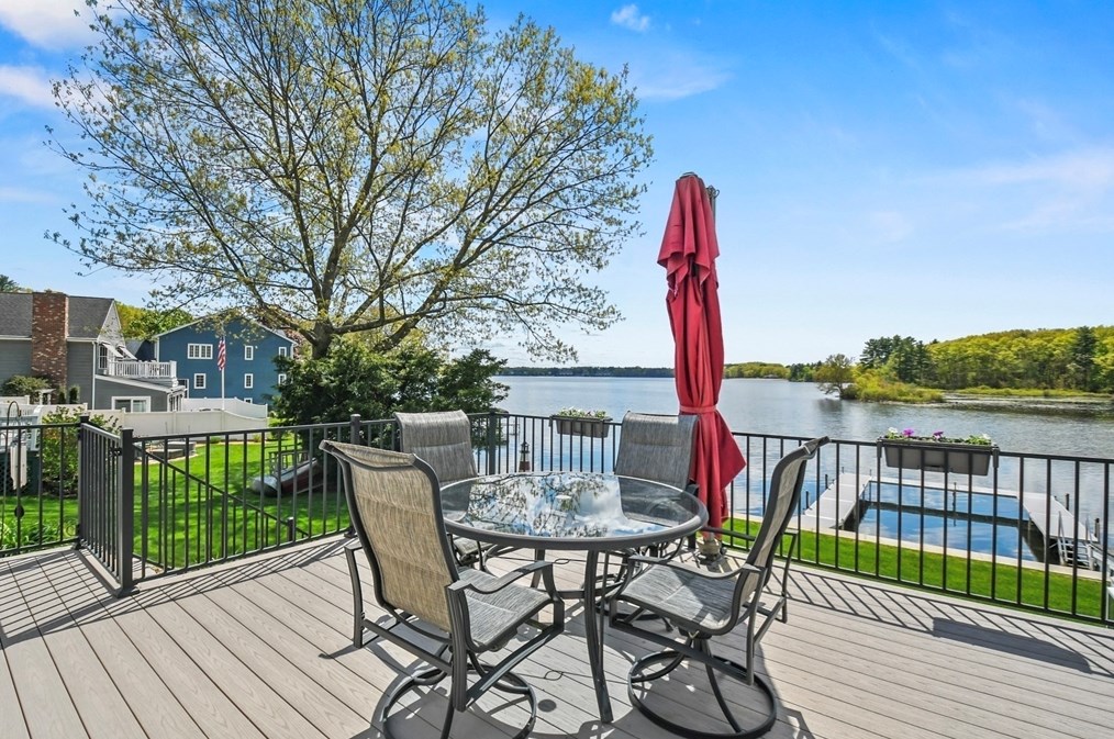 8 Fairfield St, Webster MA 01570-3329 exterior