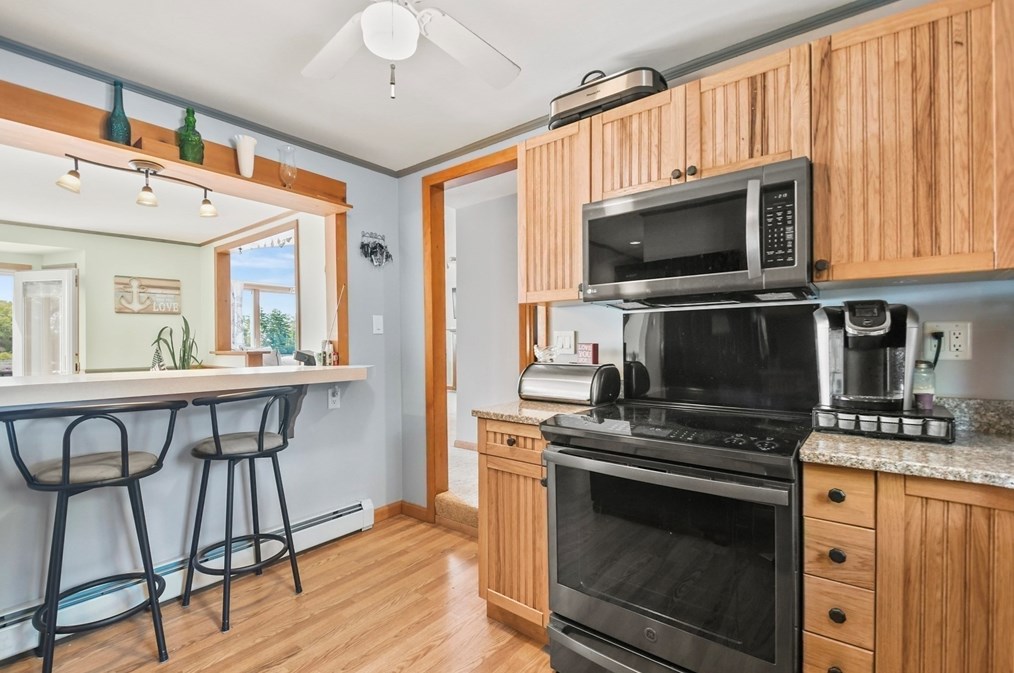 8 Fairfield St, Webster MA 01570-3329 exterior