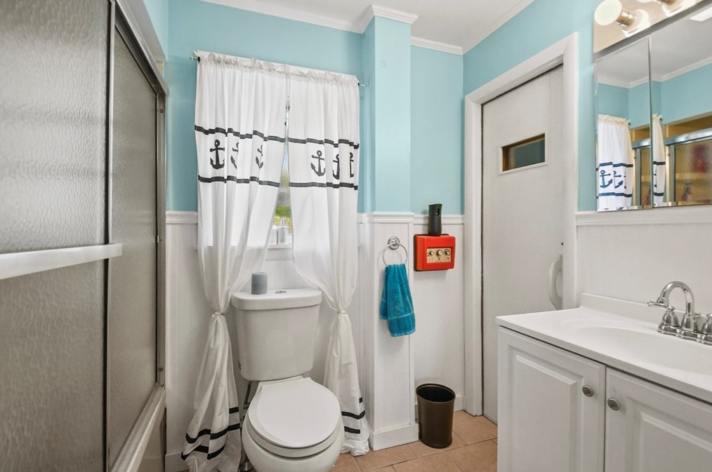 8 Fairfield St, Webster MA 01570-3329 exterior