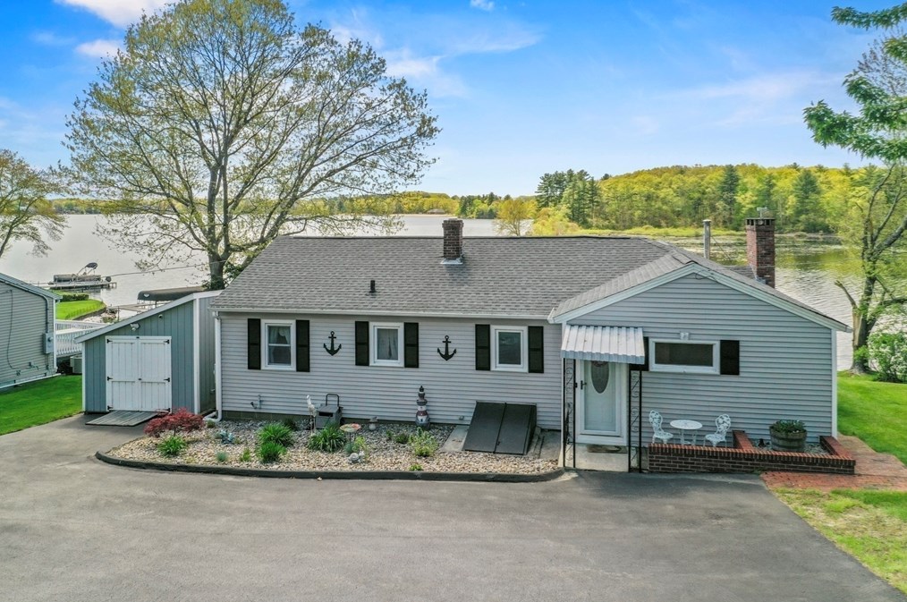 8 Fairfield St, Webster MA 01570-3329 exterior