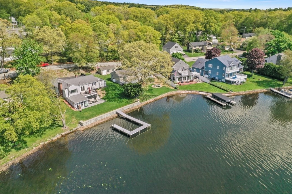 8 Fairfield St, Webster MA 01570-3329 exterior