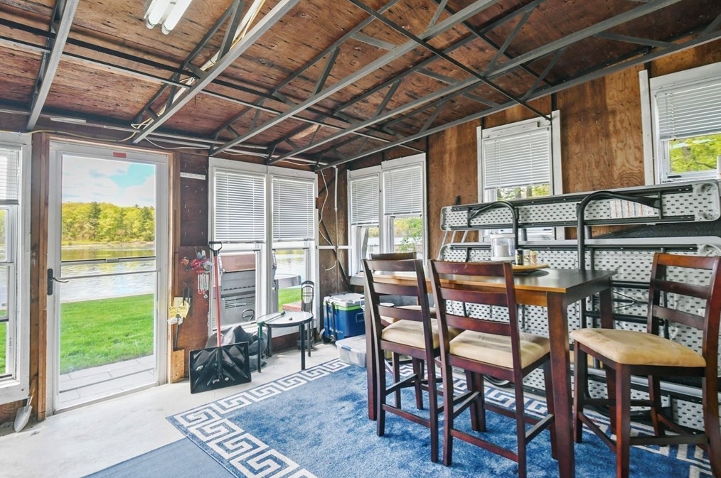 8 Fairfield St, Webster MA 01570-3329 exterior