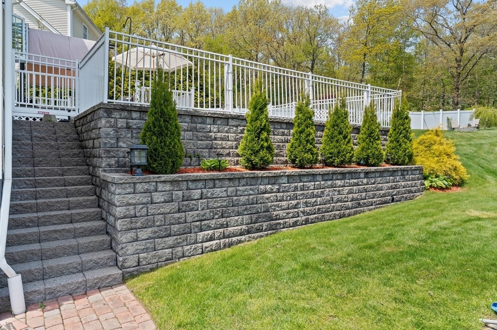 39 Magnavista Dr, Haverhill MA 01830-2294 exterior