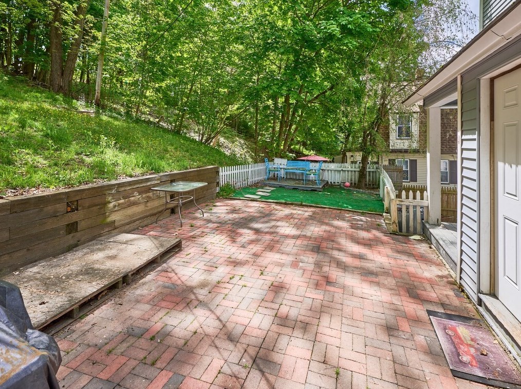 88 Beaconsfield Rd, Worcester MA 01602-1305 exterior