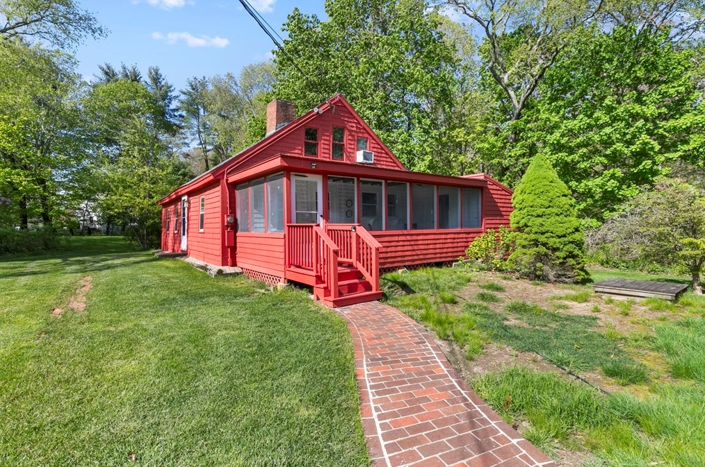 1271 Main St, Hanover MA 02339-1221 exterior