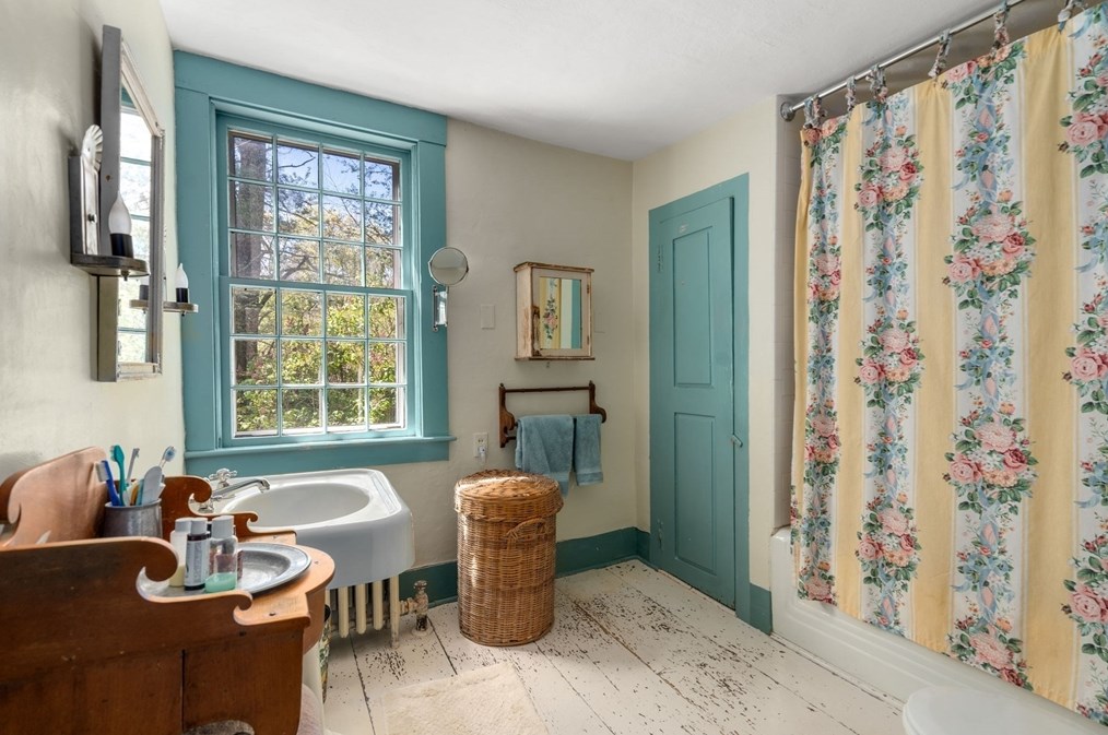 50 Oliver Pl, East Bridgewater MA 02324-3006 exterior