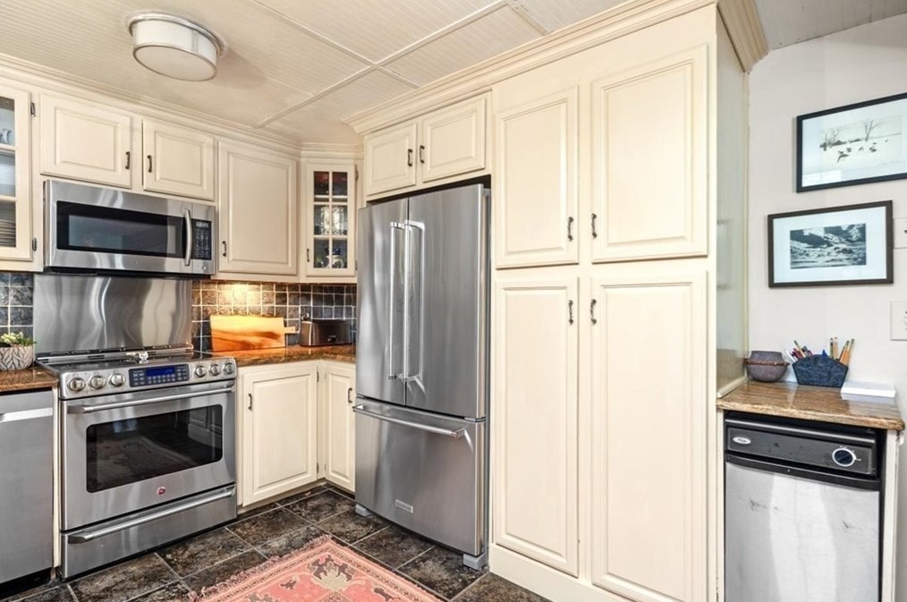 193 Newbridge St, Hingham MA 02043-2623 exterior