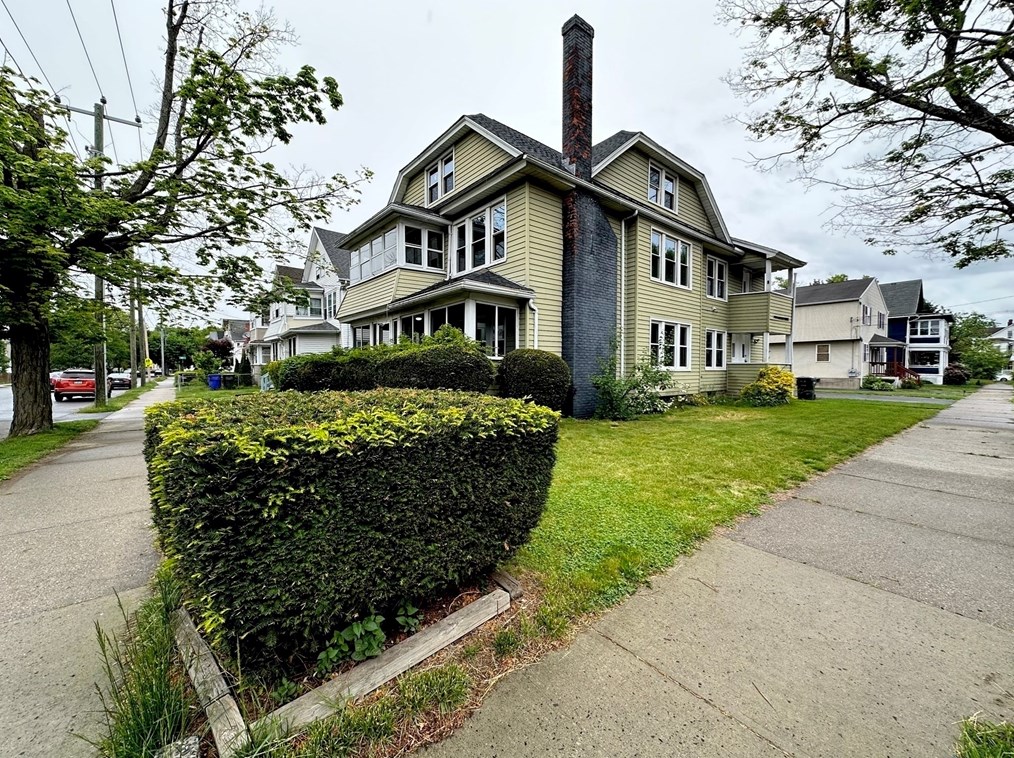 61 Woodlawn St, Springfield MA  01108-3064 exterior