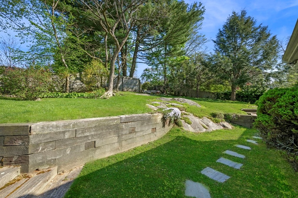 289 Shr Dr, Marblehead MA 01945-1452 exterior