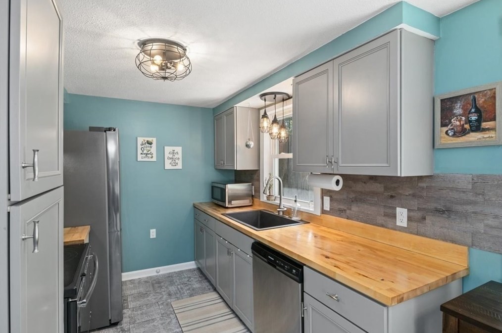 10 Thom Ave, Bourne MA  02532-4224 exterior