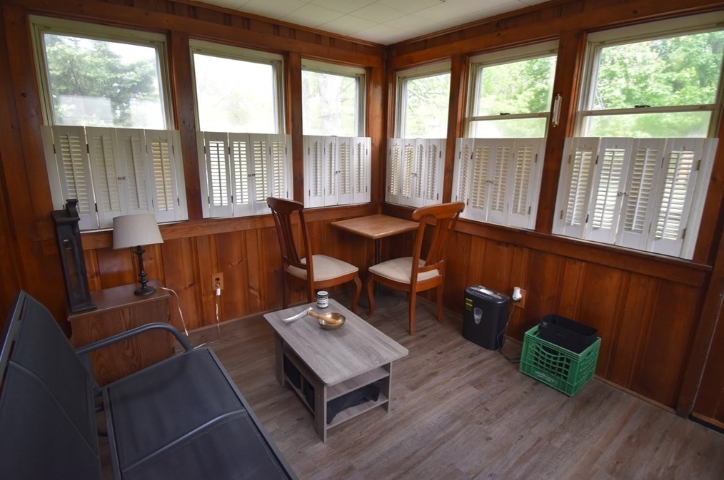 12 Fairview Ave, Natick MA 01760-4211 exterior