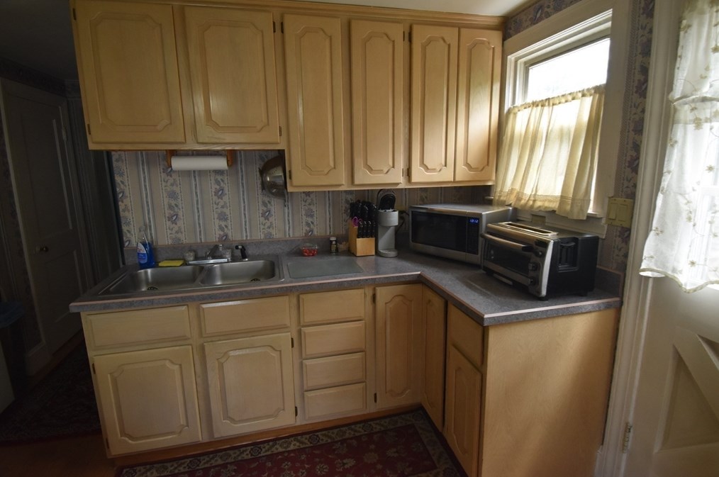 12 Fairview Ave, Natick MA 01760-4211 exterior