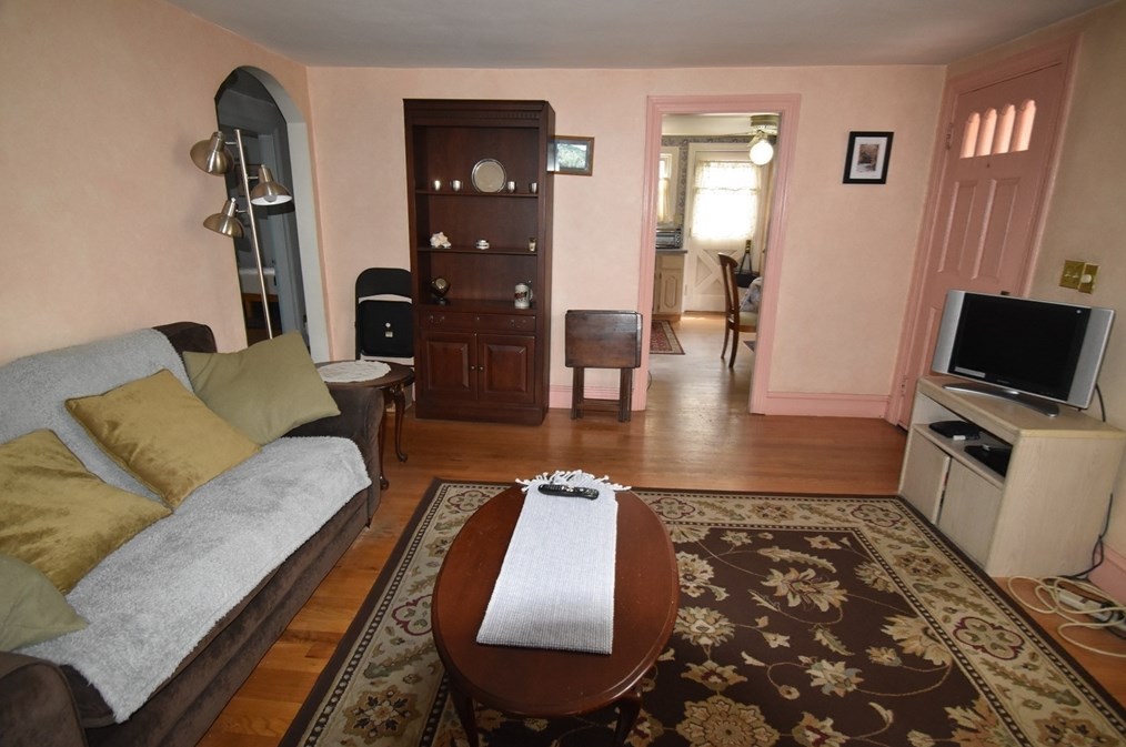 12 Fairview Ave, Natick MA 01760-4211 exterior