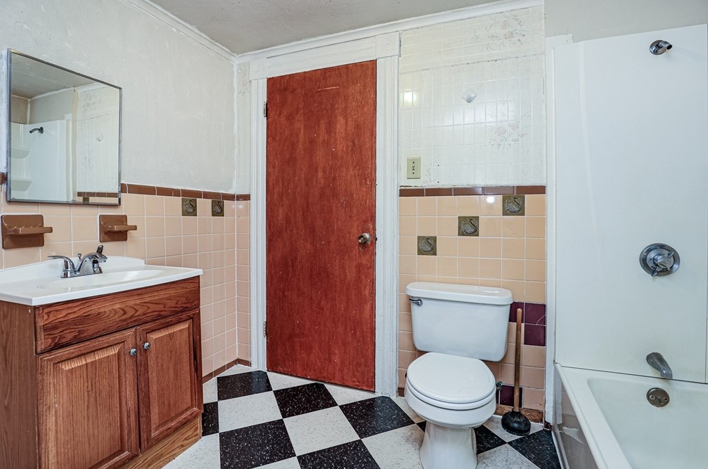 259 Branch St, Lowell MA 01851-1833 exterior