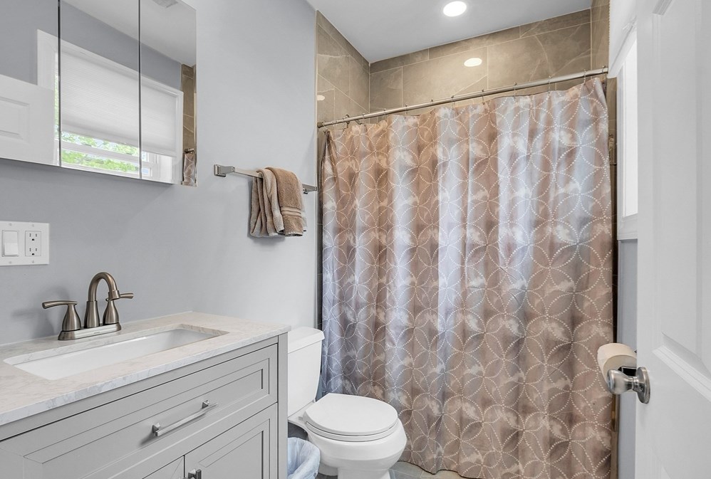 5 Maple St, Sutton MA 01590-1662 exterior