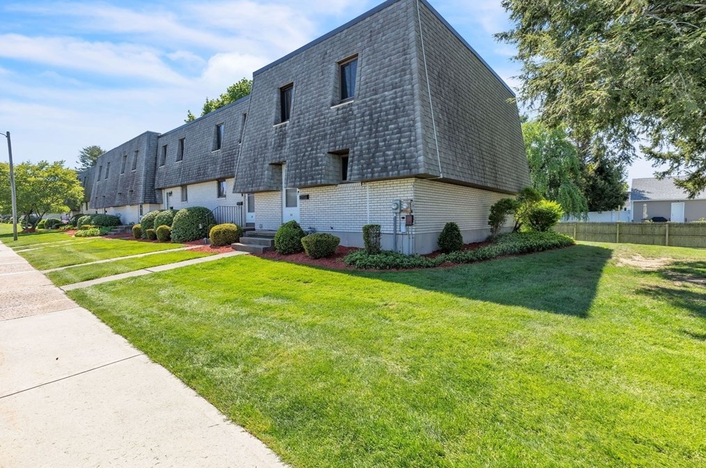 34 Beekman Dr, Agawam MA  01001-2607 exterior