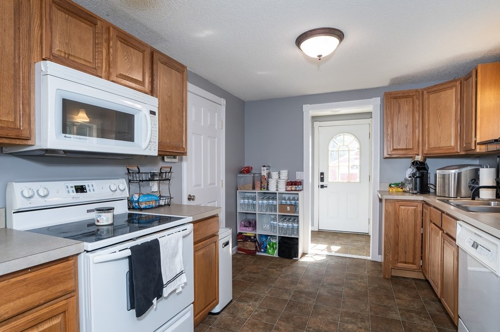 37 Greenwich Rd, Ware MA 01082-9304 exterior