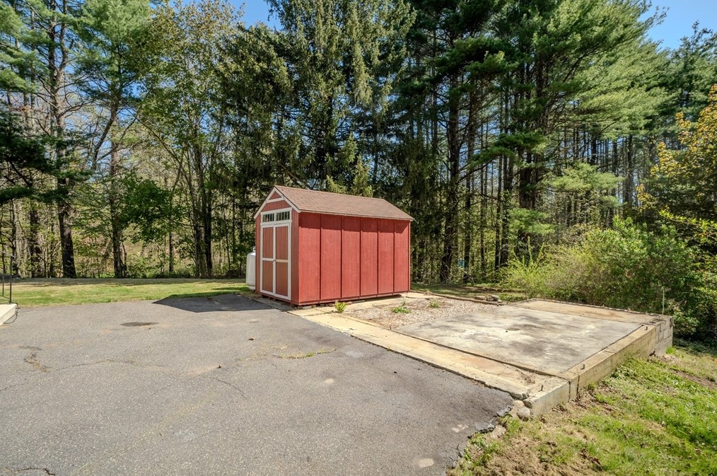 37 Greenwich Rd, Ware MA 01082-9304 exterior