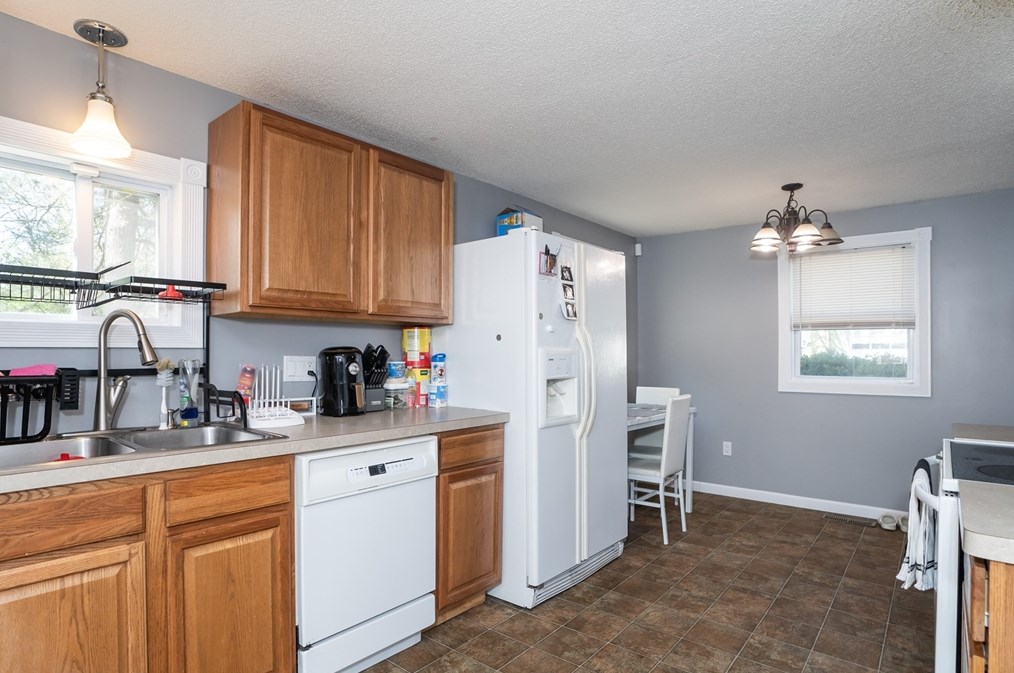 37 Greenwich Rd, Ware MA 01082-9304 exterior