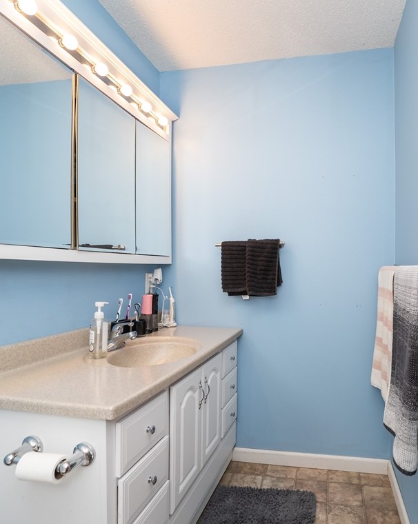 37 Greenwich Rd, Ware MA 01082-9304 exterior