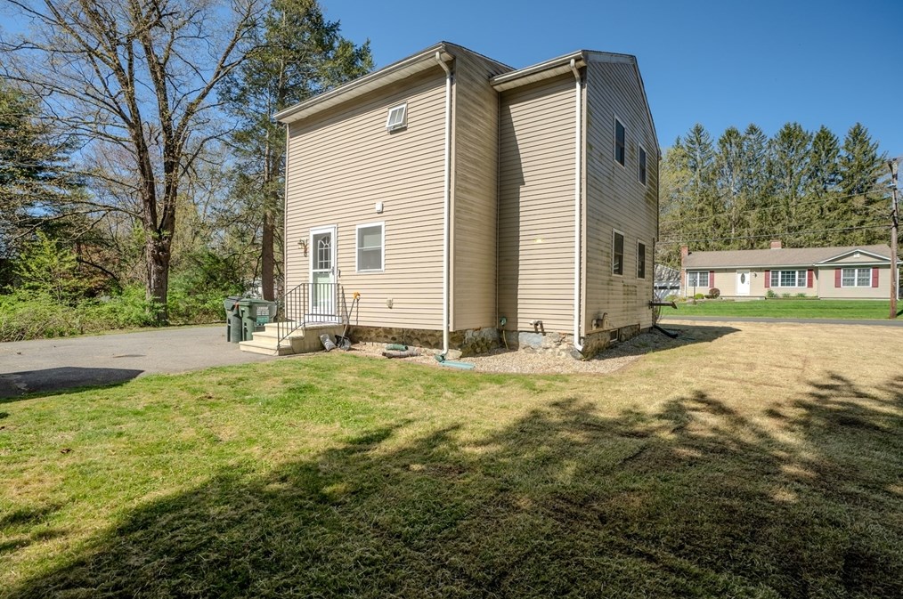 37 Greenwich Rd, Ware MA 01082-9304 exterior