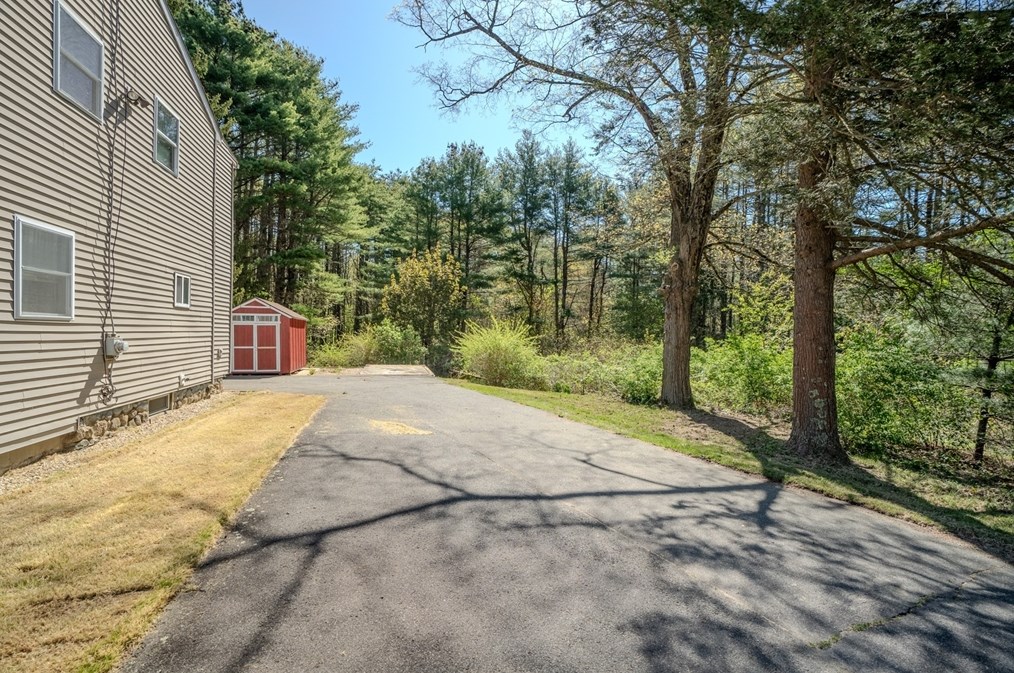 37 Greenwich Rd, Ware MA 01082-9304 exterior