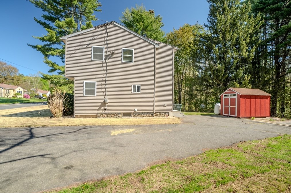 37 Greenwich Rd, Ware MA 01082-9304 exterior