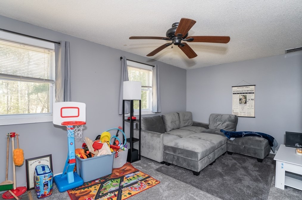 37 Greenwich Rd, Ware MA 01082-9304 exterior