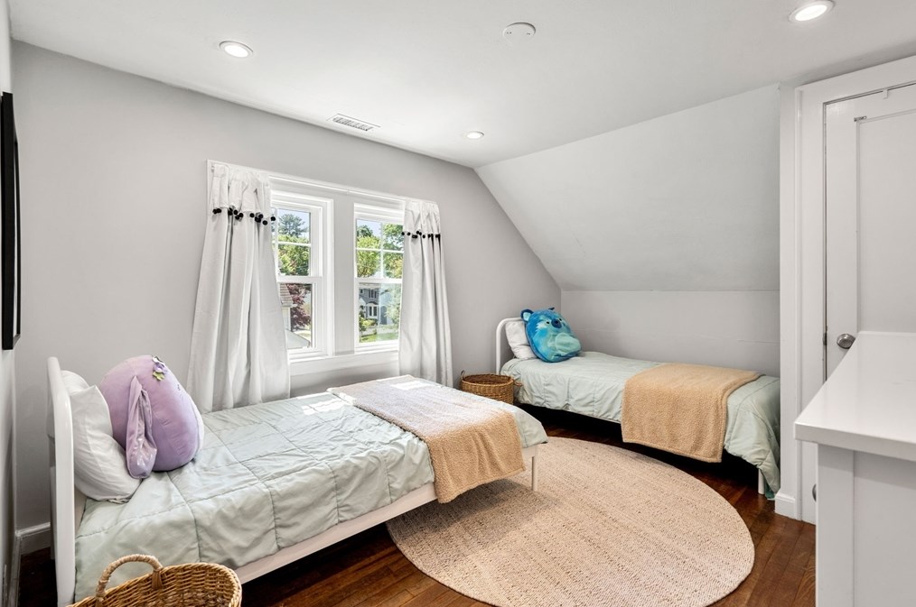 14 Pierrepont Rd, Newton MA 02462-1126 exterior