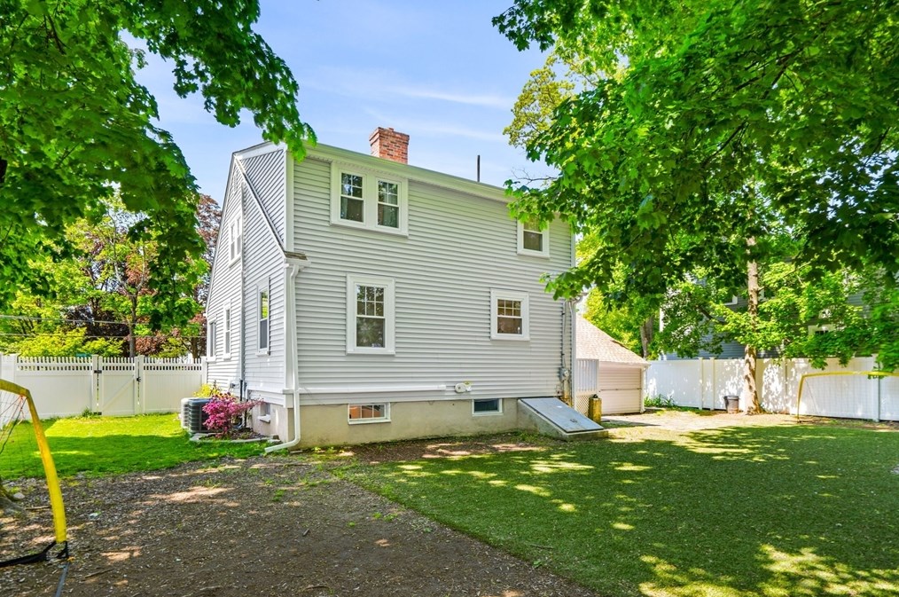 14 Pierrepont Rd, Newton MA 02462-1126 exterior