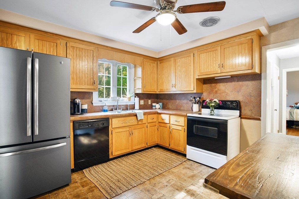 48 Maplewood St, Springfield MA 01106-3309 exterior