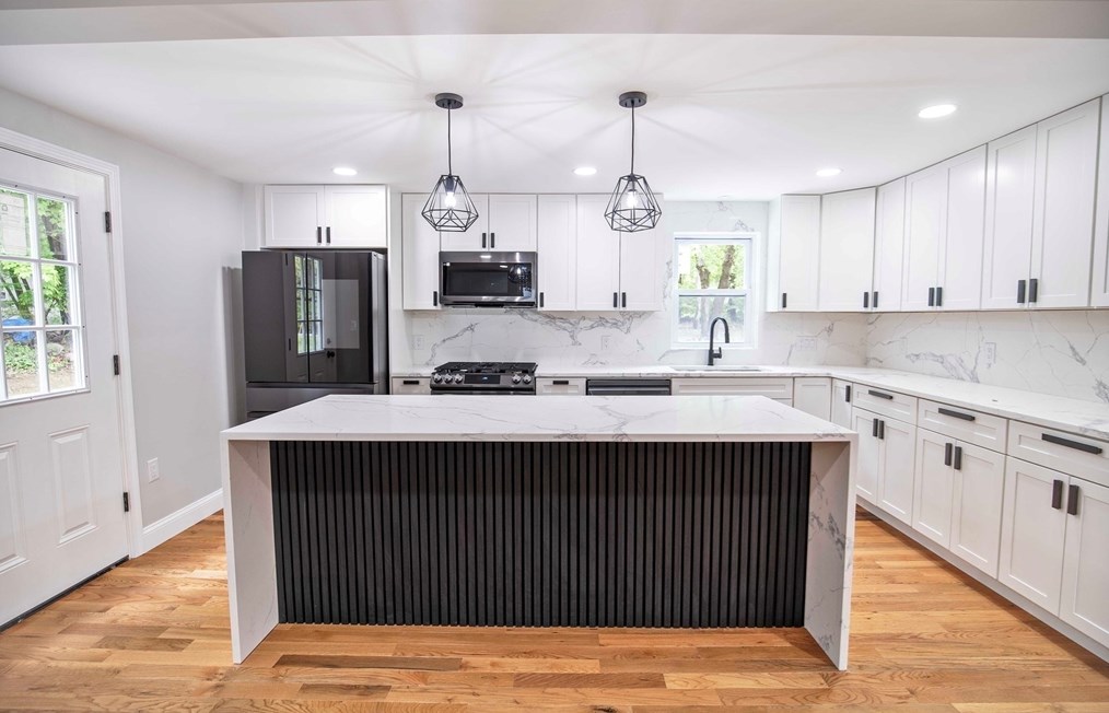 7 Lantern Ln, Chelmsford MA 01824-4566 exterior