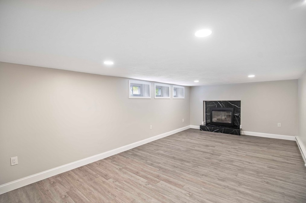 7 Lantern Ln, Chelmsford MA 01824-4566 exterior